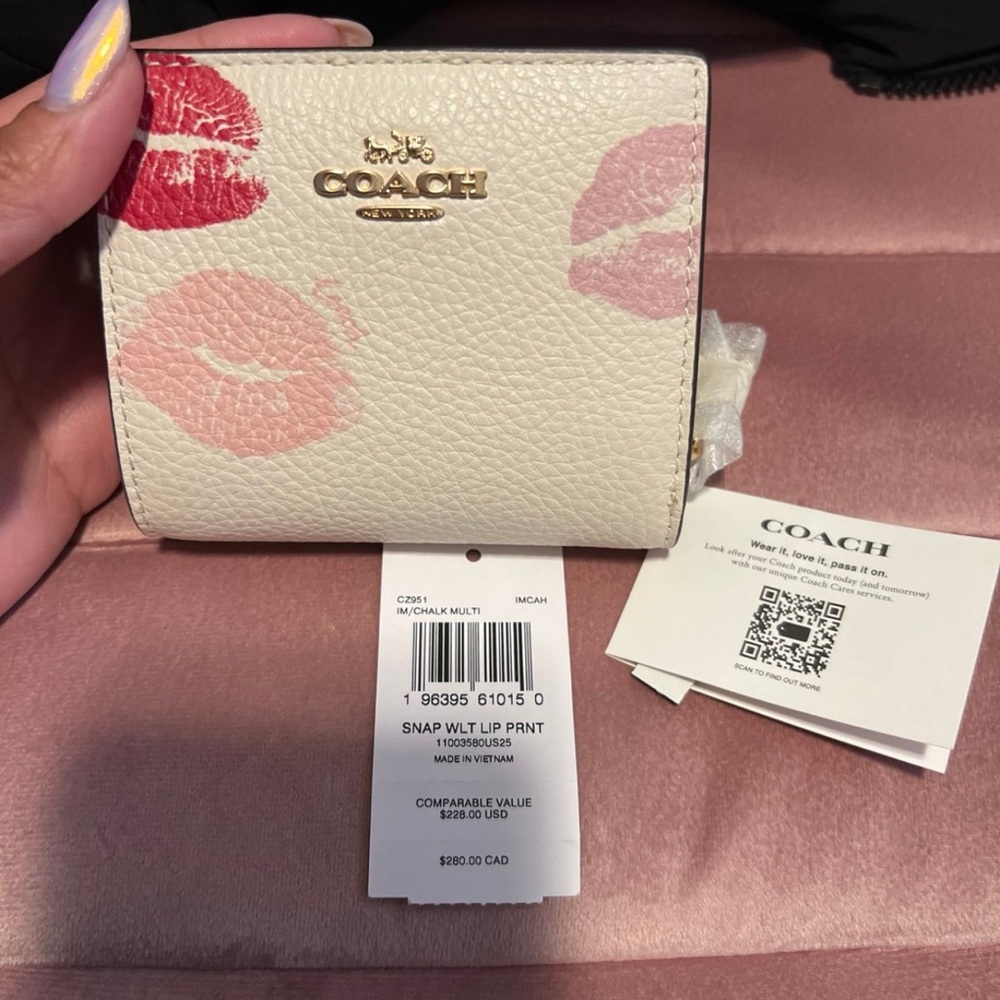SOLD on merch! Coach Women's Cream Snap Wallet with Lip Print